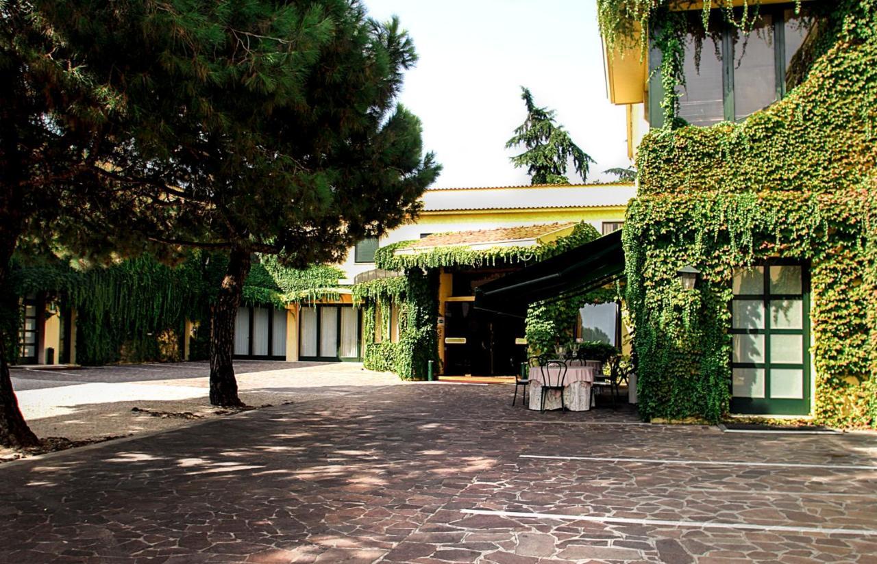 Hotel Due Mori Читтаделла Экстерьер фото